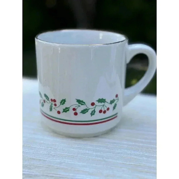 Vintage Arby's 1987 Christmas Collection Coffee Mug With Holly Design - Picture 1 of 4